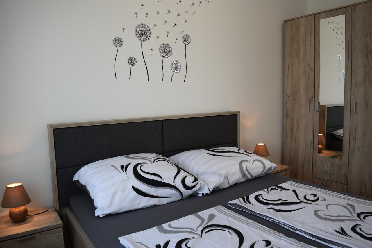Kristina Apartments Тиват Экстерьер фото